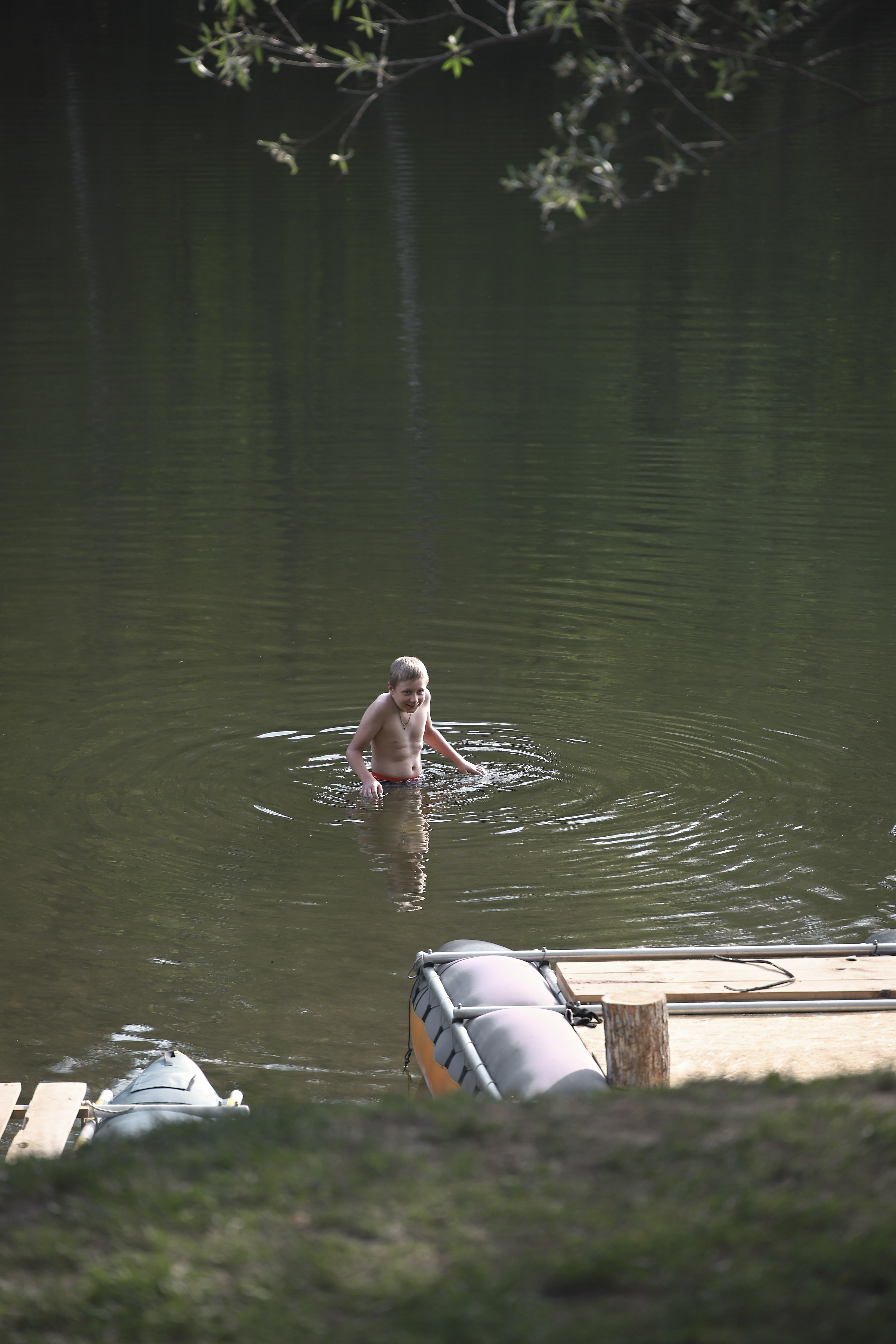 Мальчик купается в реке Белая. Башкирия. Бурзянский район